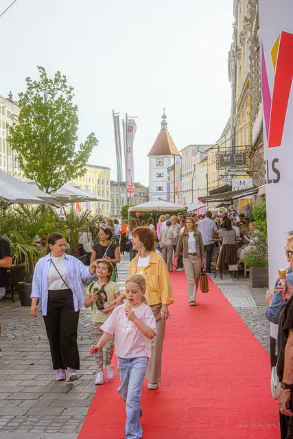 Mehr als 40.000 Menschen stürmten die Welser Innenstadt bei der vergangenen ShoppingNight. | Foto: Rene Hauser
