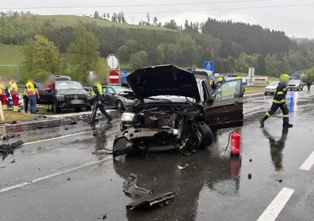 Ein 17-Jähriger habe den Pkw eines entgegenkommenden 20-Jährigen übersehen. | Foto: Feuerwehr Bad St. Leonhard