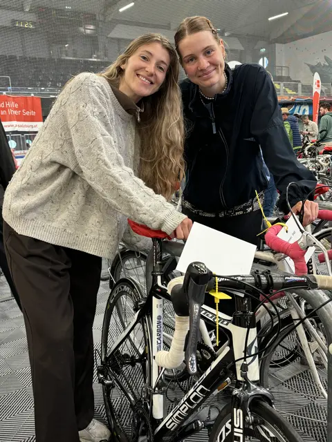 Die beiden Studentinnen Alina und Pauline bei der Radbörse | Foto: Lisa Gold