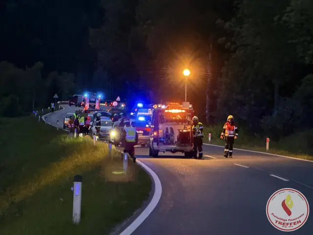 Am Freitag verunfallte eine 19-Jährige auf der B98. | Foto: Freiwillige Feuerwehr Treffen