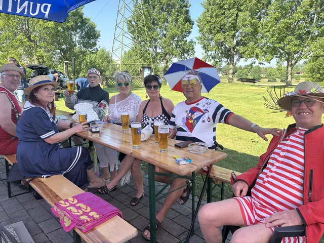 So mancher Badegast schmiss sich auch in sein schönstes Badeoutfit. | Foto: Jennifer Flechl / MeinBezirk