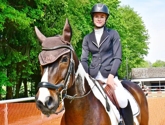 Simone Flör heute mit Ersatzpferd Sandrino unterwegs