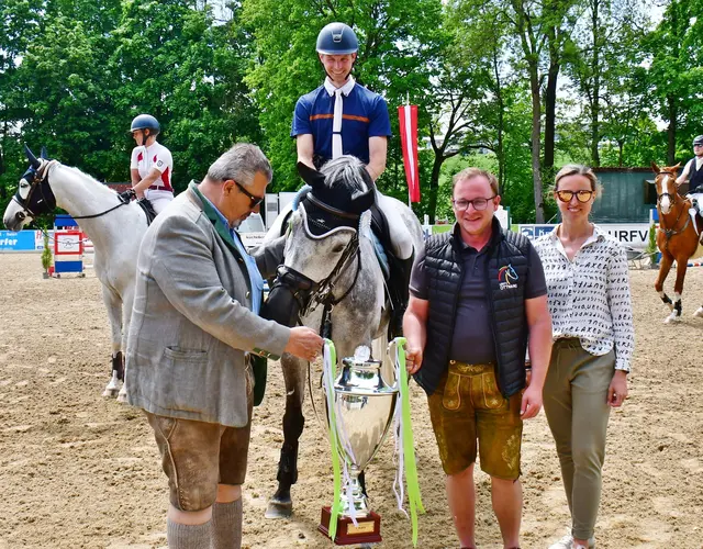 Übergabe der Ottnang-Trophy an Roman Tiefenthaller