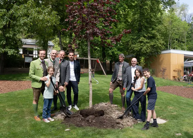 Kinderbürgermeister Alexander Wieser, sein Stellvertreter Maxi Kahr sowie Kinderbürgermeisterin Marlene Herunter haben für den Spielplatz im Rintpark noch einen Baum gepflanzt. | Foto: Stadtgemeinde Frohnleiten
