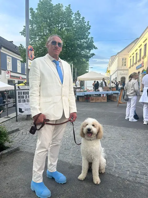 Die Neulengbacher Berühmtheit, Hund Brauni, mit seinem Herrchen, Franz Sebe. | Foto: Magdalena Deskovic