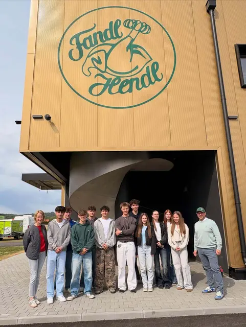 Schülerinnen und Schüler der Marketing HAK Fürstenfeld mit Fandl-Hendl Geschäftsführer Martin Fandl (r). | Foto: Fandl Hendl