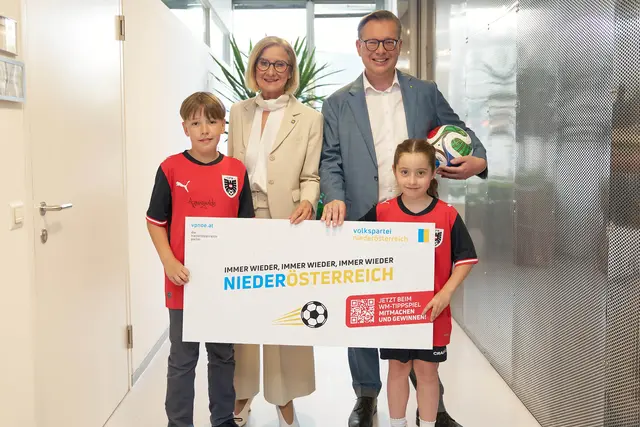 Landeshauptfrau Johanna Mikl-Leitner und VPNÖ-Landesgeschäftsführer LAbg. Matthias Zauner zum Start des WM-Tippspiels der Volkspartei Niederösterreich.  | Foto: Philipp Monihart