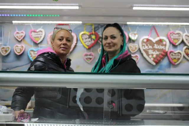 Erdbeeren mit Schokolade überzogen wurden von Christina und Doris am häufigsten verkauft
