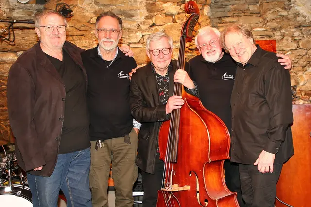 Walter Grassmann (Schlagzeug), Heinrich Werkl (Kontrabass) und Roland Batik (Piano) mit Hannes Fröhlich. | Foto: JazzClub Drosendorf