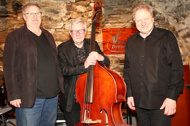 Walter Grassmann (Schlagzeug), Heinrich Werkl (Kontrabass) und Roland Batik (Piano). | Foto: JazzClub Drosendorf