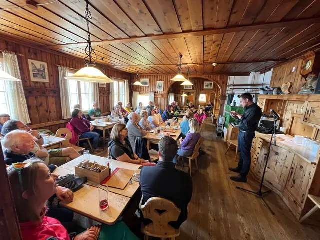 Auf der Erfurter Hütte las der Tiroler und ehemalige Stipendiat des Festivals Robert Prosser aus seinem Roman "Das geplünderte Nest".

 | Foto: Achensee Tourismus