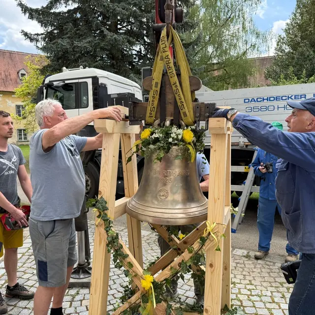 Der anschließende Aufzug der Glocke in den Turm stellte einen zentralen Moment der Veranstaltung dar und wurde von den Anwesenden aufmerksam verfolgt. | Foto: M. Kopper und C. Popp