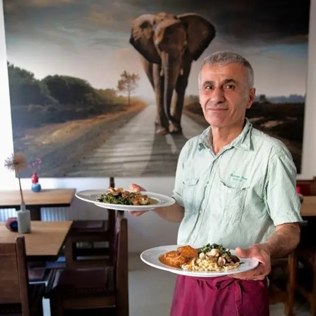 Gastwirt Johan Ishak kocht selbst, und zwar assyrische Küche. | Foto: Johans Küche