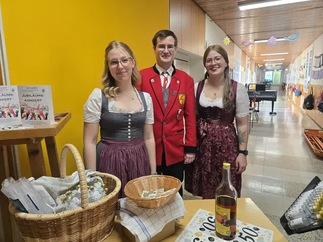 Die Marketenderinnen Julia Kurka und Jasmin Baumann sowie Obmann Michael Berger begrüßten die Gäste im Festsaal.