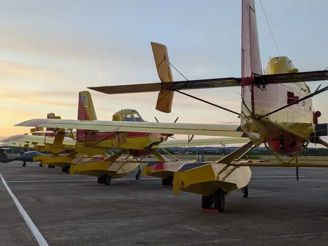 Vier Spezialflugzeuge des Typs Air Tractor AT-802AF "Fire Boss" machten Zwischenstopp in Wels, bevor es zur Großübung weiterging. | Foto: Glaser