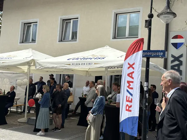 Zahlreiche Gäste waren in Altenmarkt bei der Neueröffnung erschienen. | Foto: Emanuel Hasenauer