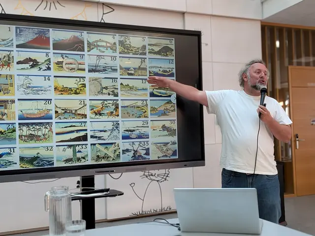 Kabarettist Christoph Lukas Schwaiger war beim Bericht über Japan voll in seinem Element