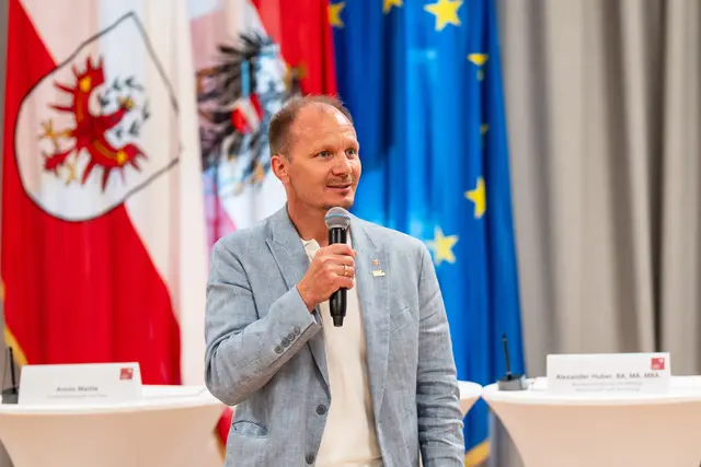 „Mit dem Kindergarten Daniel Sailer wächst der AES-Standort Innsbruck auf vier Einrichtungen an. Damit erweitern wir das interkulturelle Bildungsangebot um den Elementarbereich und schaffen zusätzliche Chancen für Familien in einer zunehmend internationalen Stadt", freut sich Bürgermeister Johannes Anzengruber. | Foto: Land Tirol/Fitsch