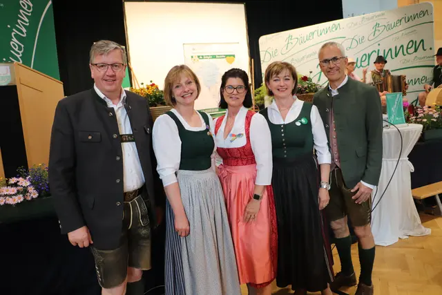 LK-Präs. Andreas Steinegger, Bezirksbäuerin Andrea Simperl, Landesbäuerin Ursula Reiter, GF Magdalena Siegl und Kammerobmann Manfred Kohlfürst | Foto: Edith Ertl