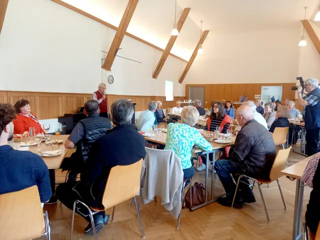 Hans Neuhold lud Gäste in den Pfarrsaal Feldkirchen ein. | Foto: Privat