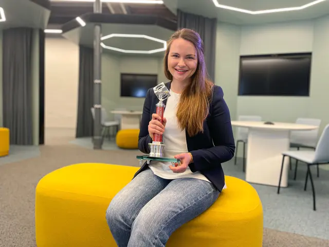 Eva Maria Schillhuber mit ihrem Chimeny Award, den sie für ihre exzellente Masterarbeit sowie ihre herausragenden Leistungen in ihrem berufsbegleitenden Studium erhielt. | Foto: FH OÖ