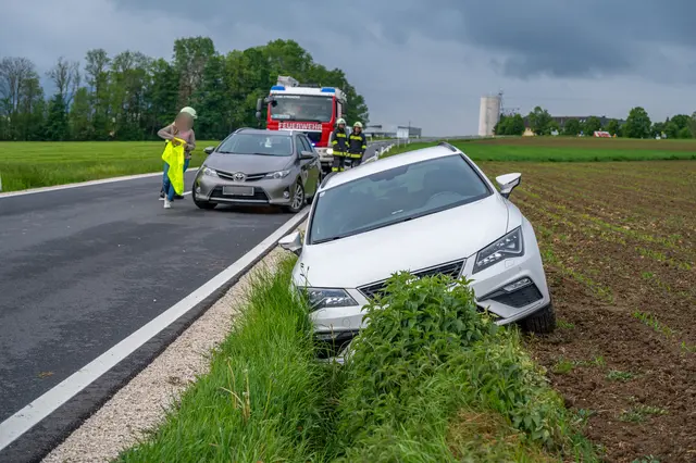 Beim Eintreffen der Einsatzkräfte wurde der Fahrer bereits vom Roten Kreuz sowie vom Notarzt medizinisch versorgt. | Foto: Team fotokerschi