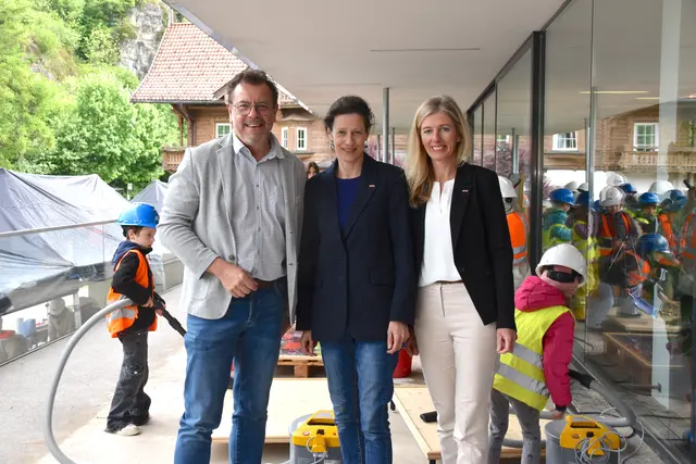 Stefan Elmer (Organisation, EEC Elmer Event Consulting), WK-Obfrau Sonja Altenburger und Verena Weiler (Bezirksstellenleiterin) (v.l.) freuen sich über das Interesse.  | Foto: Barbara Fluckinger