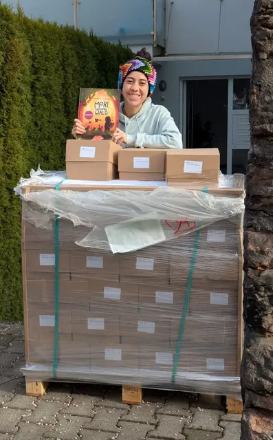 Yenny ließ ihre ersten 700 Bücher auf eigene Kosten drucken und selbst veröffentlichen. | Foto: Yenny Jozić-Reyes