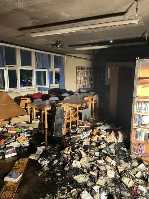 Wenig später stellten die Einsatzkräfte fest, dass das Feuer in der Bibliothek des Gymnasiums ausgebrochen sein muss. | Foto: Karina Tschematschar / Freiwillige Feuerwehr Hallein