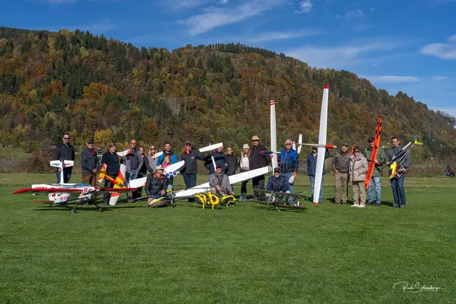 Seit 1976 fliegen bei der Modellbaugruppe – vom Anfänger bis zum erfahrenen Piloten – Motorflieger, Segler, Hubschrauber und Drohnen über dem wunderschönen Fluggelände am Bleistätter Moor. | Foto: Rudi SChneeberger