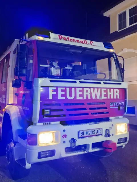 Feuerauto von vorn mit Blaulicht
