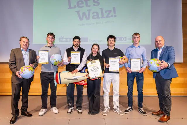 WKNÖ-Präsident Wolfgang Ecker (l.) und AK NÖ-Präsident Markus Wieser (r.) gratulierten Markus Luckenberger, Noah Soliman, Award-Gewinnerin Cansu Yaman (Vienna Airport Technik GmbH), Kevin Schneider und Kilian Schwarz. | Foto: Andreas Kraus