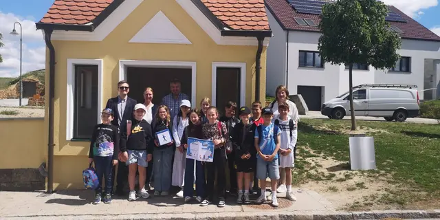 Die 4. Klasse der Volksschule Gaubitsch präsentiert nach absolvierter Mobilitätschule den Mobilitätspass. in Hintergrund (v.r.n.l.) Lehrerin Sabine Silhavy, Bürgermeister Franz Popp, Mobilitätsbeauftragte Theresa Kraft und Mobilitätsmanager Raimund Amesberger. | Foto: NÖ.Regional/Martischnig