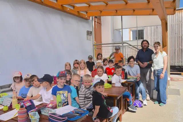 Die Volksschülerinnen und Volksschüler in Unterschützen nutzen bei Schönwetter ihre Outdoorklasse. | Foto: MeinBezirk/Michael Strini