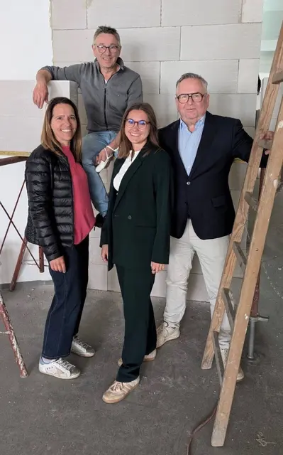 Karin Tenora und Walter Tanzer mit den neuen Mietern von Eyes &amp; More. | Foto: privat