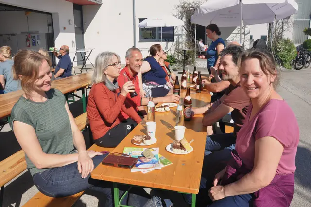 Bei strahlendem Frühlingswetter trafen sich mehr als 100 motivierte Teilnehmer in Waldhausen zum gemeinsamen Start der OÖ Bewegungs-Challenge. Eine Veranstaltung der Gesunden Gemeinde Waldhausen. Die Challenge läuft noch bis Anfang August.  | Foto: Gesunde Gemeinde Waldhausen