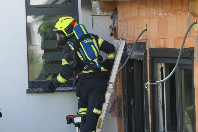 Die Feuerwehr bekämpfte einen Brand an einem Wohnhaus in Stadl-Paura: Dach und Fassade hatten Feuer gefangen.