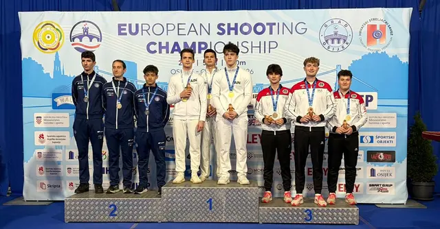 Patrick Entner (SG Breitenbach) freute sich mit seinen Teamkollegen Kiano Waibel und Florian Gugele (beide VBG) über Teambronze in der Juniorenwertung des 3x20 Dreistellungskampf bei den Europameisterschaften 2026 für Kleinkalibergewehr in Kroatien | Foto: Franz Roth