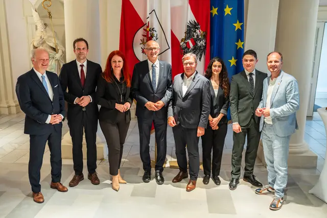 Bei den Feierlichkeiten im Landhaus (v. l.): Helmuth Aigner (Projektkoordinator der AES Tirol), Christian Jesacher (Bildungsdirektion für Tirol), LRin Cornelia Hagele, LH Anton Mattle, LH a. D. Günther Platter, Valeria Pintus (Büro des Generalsekretärs der Europäischen Schulen), Alexander Huber (Bundesministerium für Bildung) und Bgm Johannes Anzengruber. | Foto: Land Tirol/Fitsch