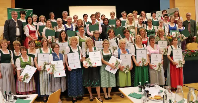 In Dobl-Zwaring wurden Bäuerinnen aus dem ganzen Bezirk mit der Bäuerinnennadel ausgezeichnet. | Foto: Edith Ertl