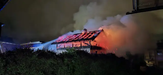 In Aldrans kam es in der Nacht zu einem Vollbrand eines Wirtschaftsgebäudes. Alle Tiere konnten rechtzeitig gerettet werden, verletzt wurde niemand. | Foto: Rotes Kreuz Innsbruck