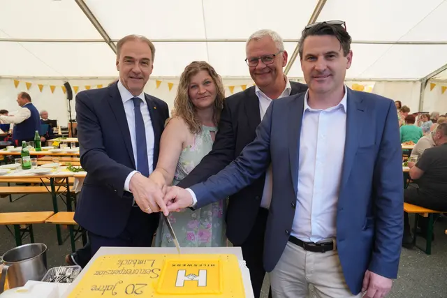 Schnitten die Geburtstagstorte an: Landesrat Leonhard Schneemann, Leitung der Seniorenpension Limbach Manuela Eder-Dolmantis, Präsident LAbg. Thomas Steiner und Landesparteiobmann der ÖVP NR Christoph Zarits (v.l.). | Foto: Hilfswerk Burgenland