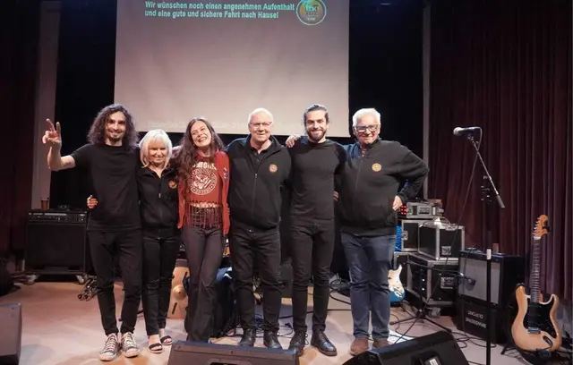 Gertraud Mayr, Elise Frank und ihre Bandkollegen, Bgm. Rudi Mayr und Reinhard Radlingmayr freuen sich über einen gelungenen Abend. | Foto: Mayr
