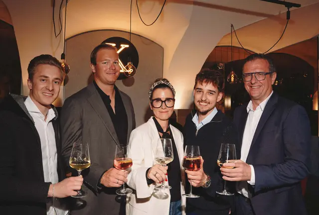 Von links: Valetta Sonnenschutztechnik Junior-Chef Lukas Klotzner, MAD-Chef Matthias Jahl, Gudrun Haider (Geschäftsführerin Best Pack), dasKlamm-Chef Julian Pretzmann, Notar Christian Radetic | Foto: Filip Kufner