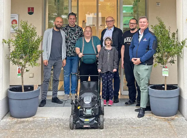 Bei der Übergabe der Spende, v.l.: Stefan Baier und Gerhard Beranek (Lebenswelt Pinsdorf), Thomas A., Anja P., Martin Wachutka (techn. GF BBOÖ), Christopher E. und Thomas Matthey (kfm. GF BBOÖ). | Foto: BBOÖ