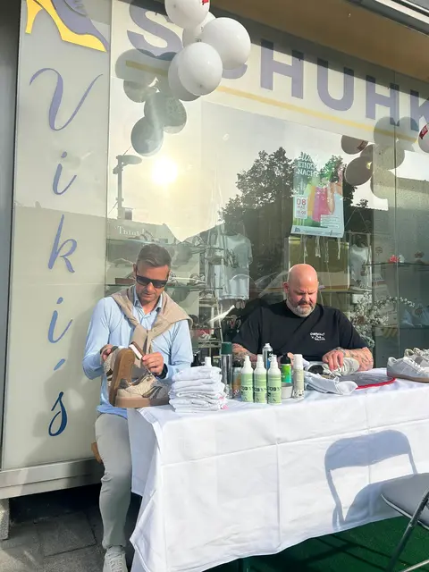 Bei "Viki‘s Schuhkastl" gab es eine Schuhputzaktion – durchgeführt von Reinhard Schirnhofer und Gerald Burkard. | Foto: Magdalena Deskovic