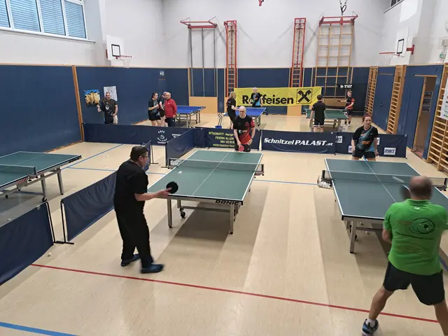 Einige Hobby Spieler beim Training am Welt Tischtennis Tag in Traismauer mit den Trainingspartnern