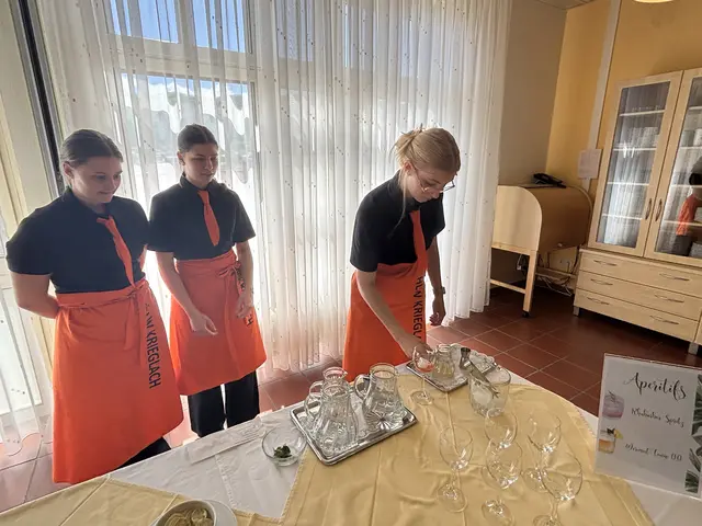 Schülerinnen bei der Zubereitung der Aperitifs.