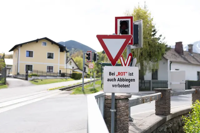 Das Abbiegen in den Zahnradbahnweg und den Hinteren Bahnweg ist bei leuchtendem Rotlicht verboten.
  | Foto: NÖVOG/Grojer