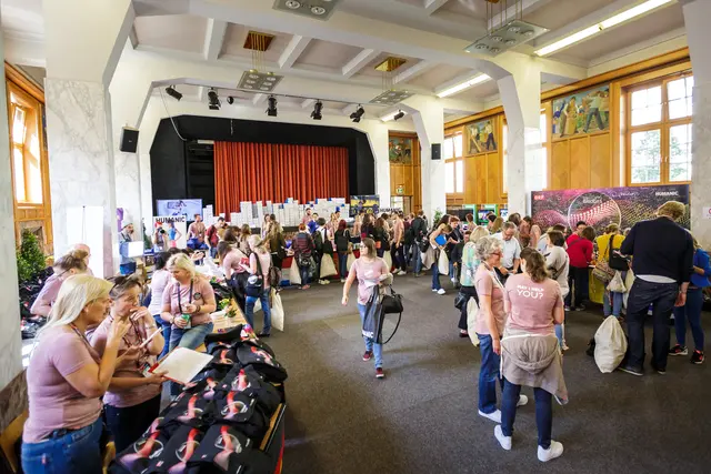 Am ersten Tag haben die Volunteers damals ihre Sachen erhalten, darunter Taschen, Kleidung und Smartphones von einem bekannten Hersteller. | Foto: ORF/Christian Öser